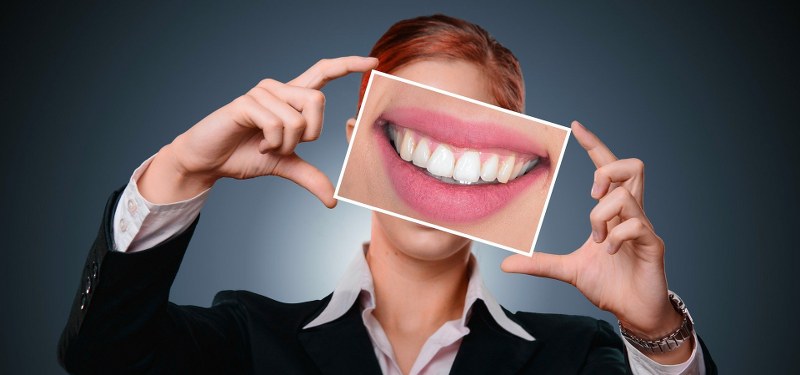 Come avere denti sani e bianchi? Le regole fondamentali