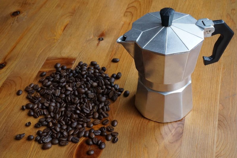 Moka o macchina del caffè? Ecco le differenze tra caffè in capsule e macinato